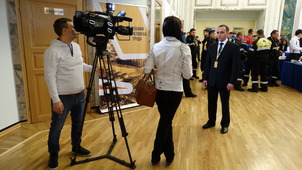 Алексей Артемов делится первыми впечатлениями с журналистами