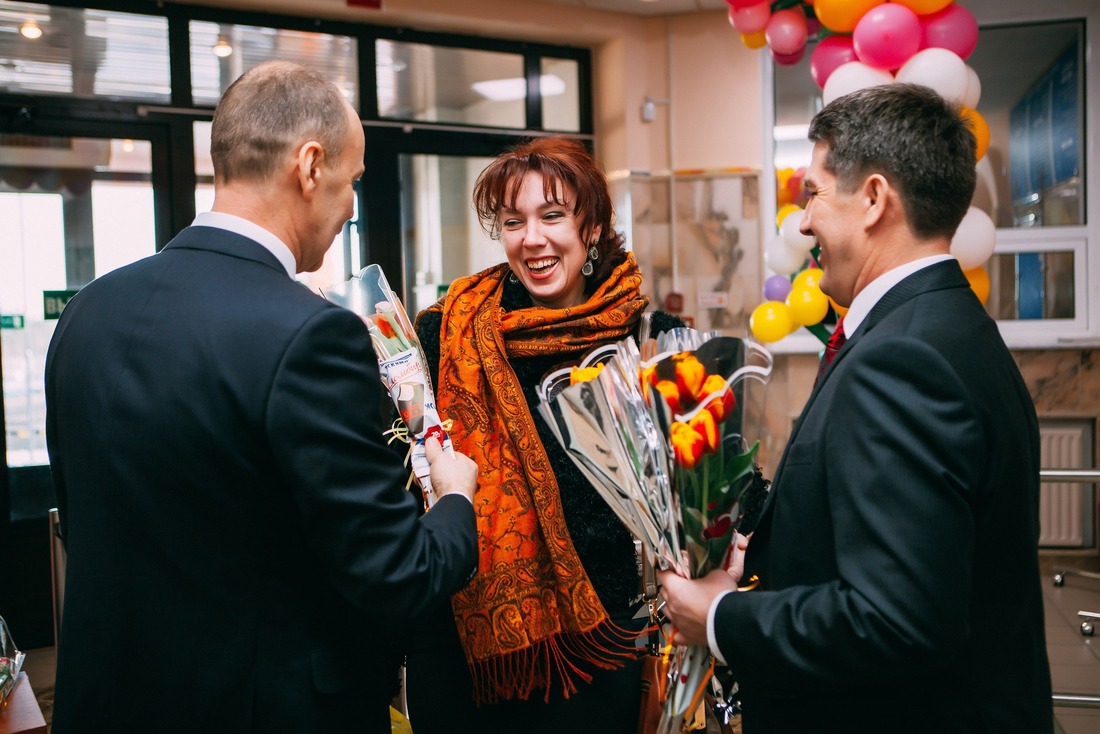 Женщина Сургутского ЗСК получили букеты тюльпанов