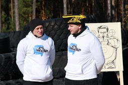 Антон Стуков и Андрей Дорощук обсуждают результаты соревнований по стрельбе