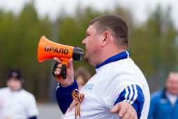 Владимир Бпндарев поздравляет участников забега с Днём Победы