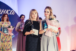 Юлия Бойко — управляющая студии имиджа "Шанэль" награждает Полину Кассихину