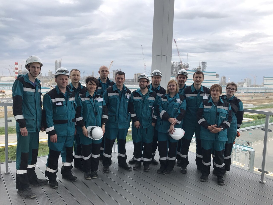 Участники делегации ПАО "Газпром" и принимающей стороны на промышленной площадке ООО «СИБУР-Тобольск»