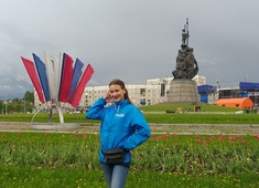 Татьяна Архарова, председатель СМУС Сургутского ЗСК возле памятника основателям г. Сургута