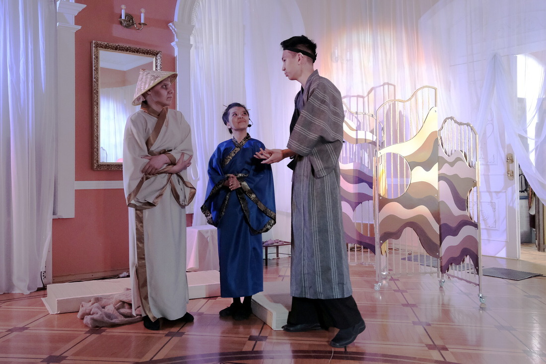 Сцена из спектакля по мотивам японской сказки "Легенда о журавле"