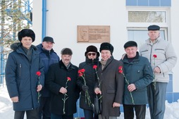 Возложение цветов к мемориальной доске В.С. Черномырдина на Сургутском ЗСК.