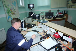 Диспетчер пожарно-спасательной службы принимает сигнал о газовой опасности