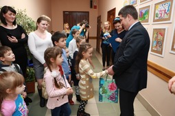 Директор завода Пётр Воронин награждает юных художников