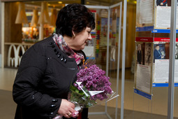 Татьяна Османкина с сиренью на открытии выставки