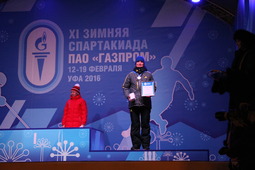Людмила Удалова с наградой — бронзовой медалью за победу в лыжных гонках свободным стилем