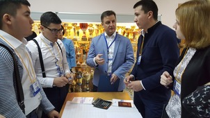 Главный инженер ЗПКТ Олег Обухов объясняет молодым специалистам основные требования к командной работе