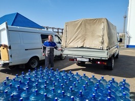На восток региона отправились два автомобиля с питьевой водой.