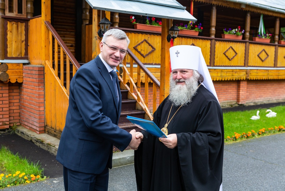 Митрополит Ханты-Мансийский и Сургутский Павел вручает награду Андрею Дорощуку