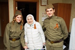 Поздравления принимает Нина Ухлина, ветеран ВОВ, жительница посёлка Белый Яр.
