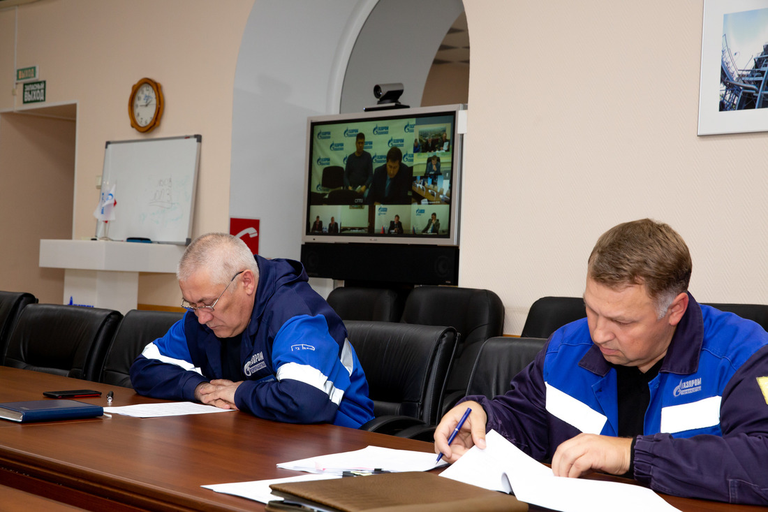 Участники селекторного совещания под руководством Игоря Таратунина, заместителя генерального директора Общества «Газпром переработка» по производству