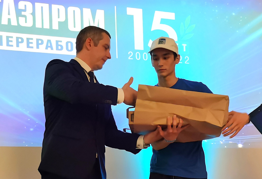 Заместитель директора Оренбургского ГПЗ Дмитрий Лысиков награждает победителей конкурсов и олимпиад