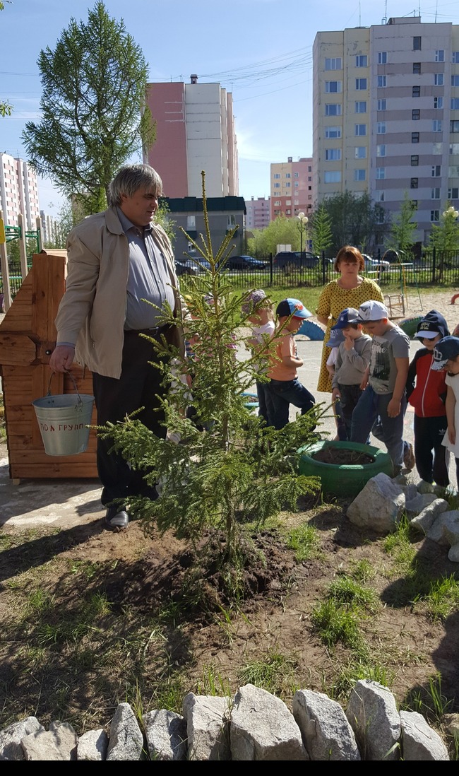 Председатель ППО Александр Веселый рассказывает ребятам об охране природы