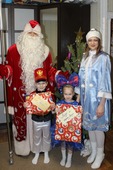 Гоша и Лиза Ермоловы с подарками от Деда Мороза