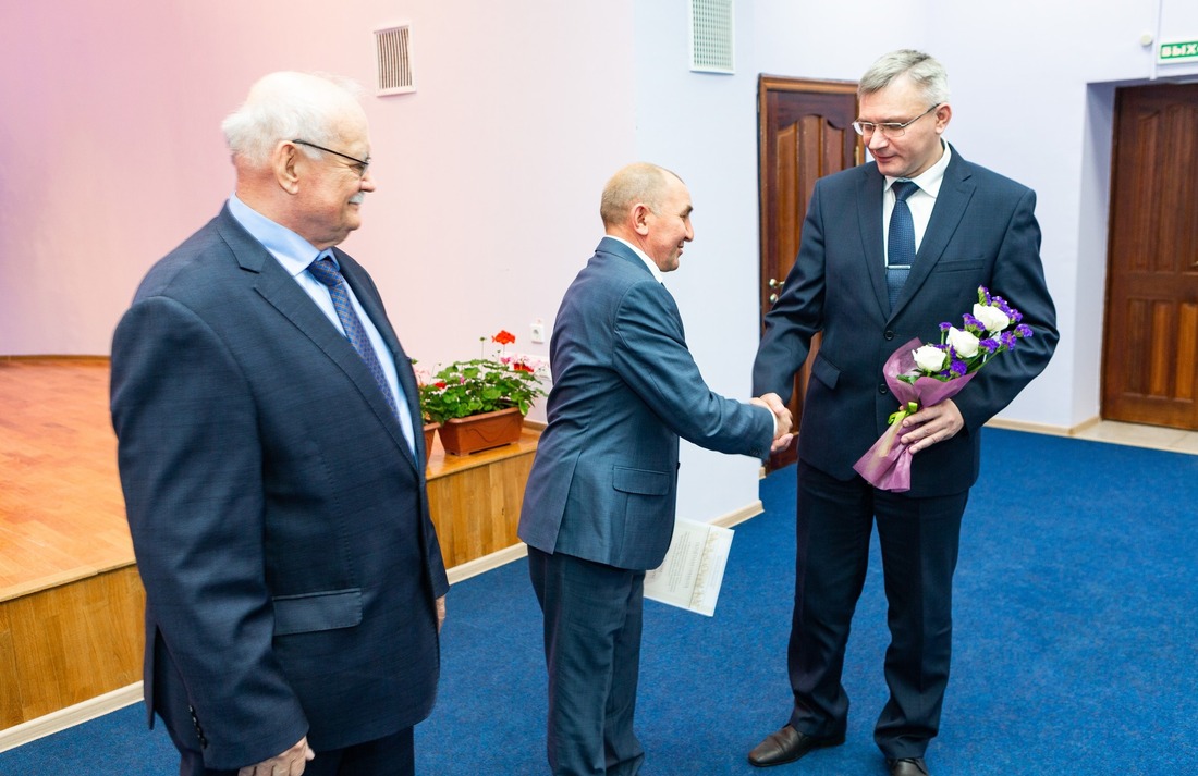 Владимир Точилин и Андрей Дорощук награждают Асхата Зайнетдинова, ведущего инженера отдела главного метролога