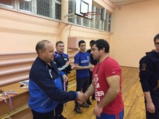 Судья соревнований Олег Доценко награждает Гиревика Айдамира Шейхмагомедов