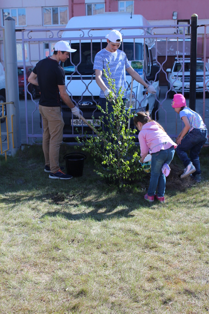 Студенты-практиканты ЗПКТ участвуют в акции "Посади дерево"