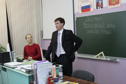 Владимир Патшин, член совета молодых работников Сосногорского ГПЗ, рассказал старшеклассникам о безопасности в процессе трудовой деятельности
