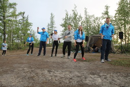 Команда администрации ООО "Газпром переработка" выступает в конкурсе песен