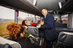 Алексей Иванцов дарит женщинам из состава профсоюзной делегации цветы, выращенные в заводской теплице