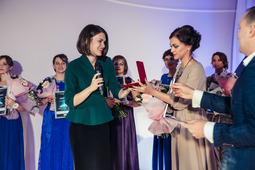 Ольга Стифорова — директор сургутского филиала ювелирного дома "Тиалис" вручает специальный приз