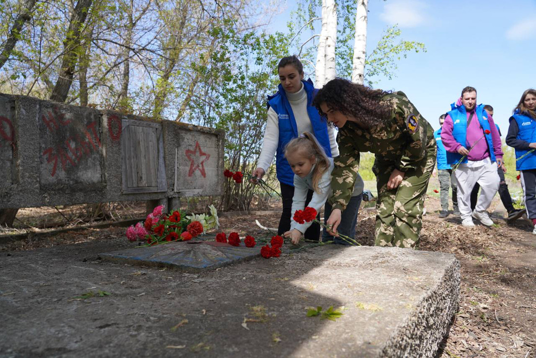 Цветы к монументы возлагают молодые специалисты Оренбургского ГПЗ
