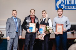Главный инженер, председатель конкурсной комиссии Алексей Брюхов поздравляет победителей конкурса