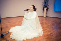 Кристина Лебедева (участок по благоустройству территорий) исполняет песню "Молитву"