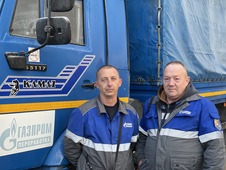 Водители грузовых автомашин Александр Галактионов и Виктор Тимофеев
