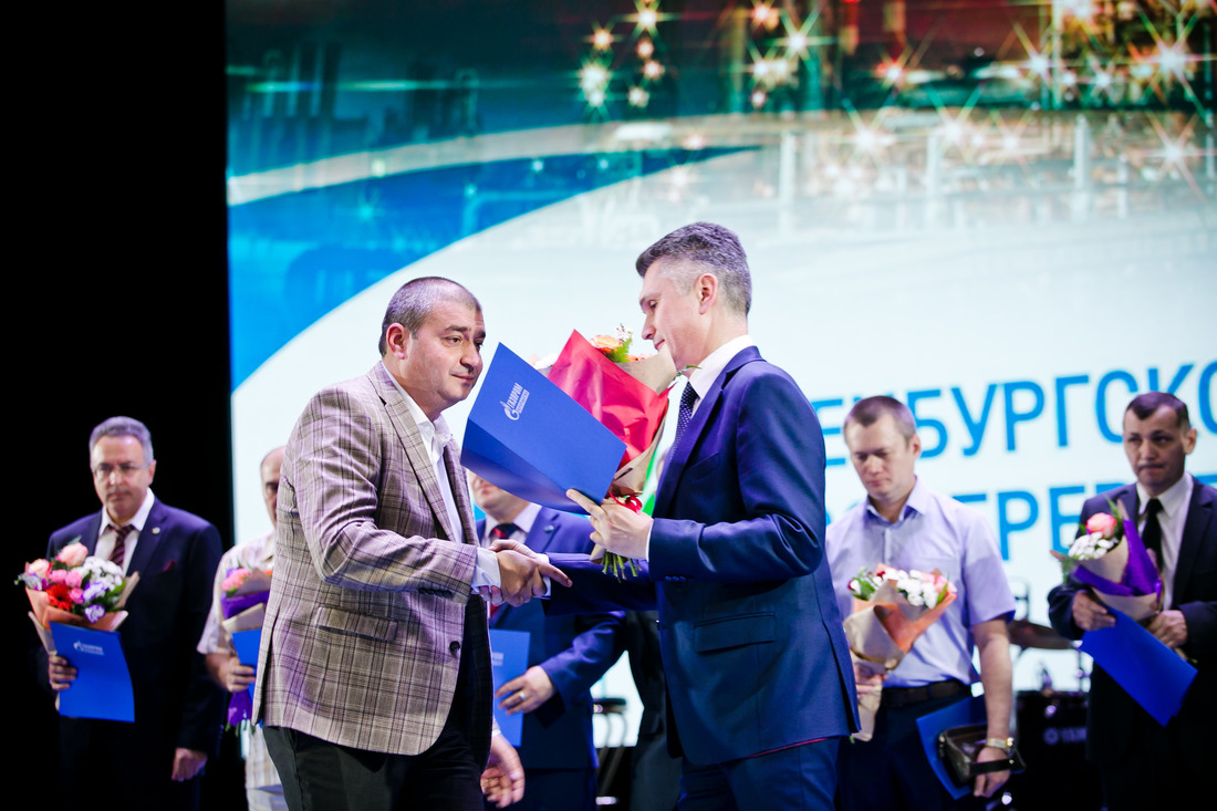 Награждение проводит главный инженер — первый заместитель генерального директора ООО "Газпром переработка" Айрат Ишмурзин