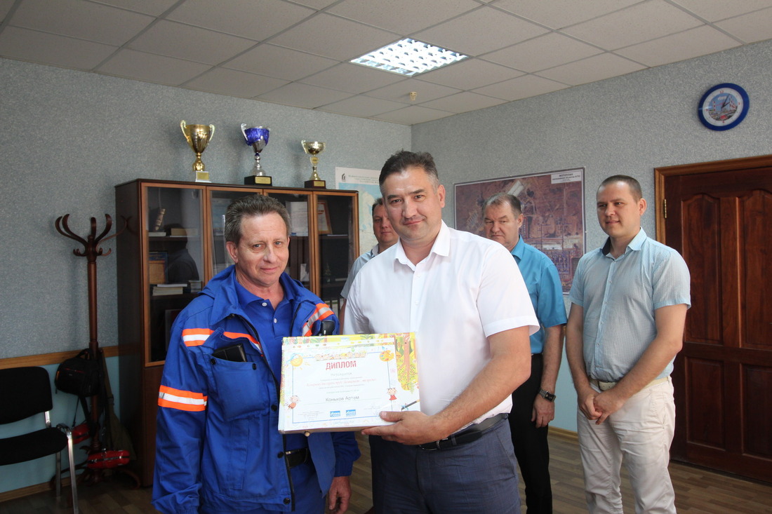 Награждение Алексея Лушникова (слева)