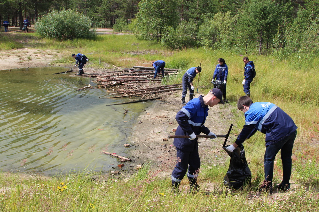 Работники Сосногорского ГПЗ очищают от мусора сосногорский карьер