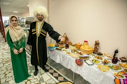 Дегустационный стол с блюдами национальной кухни