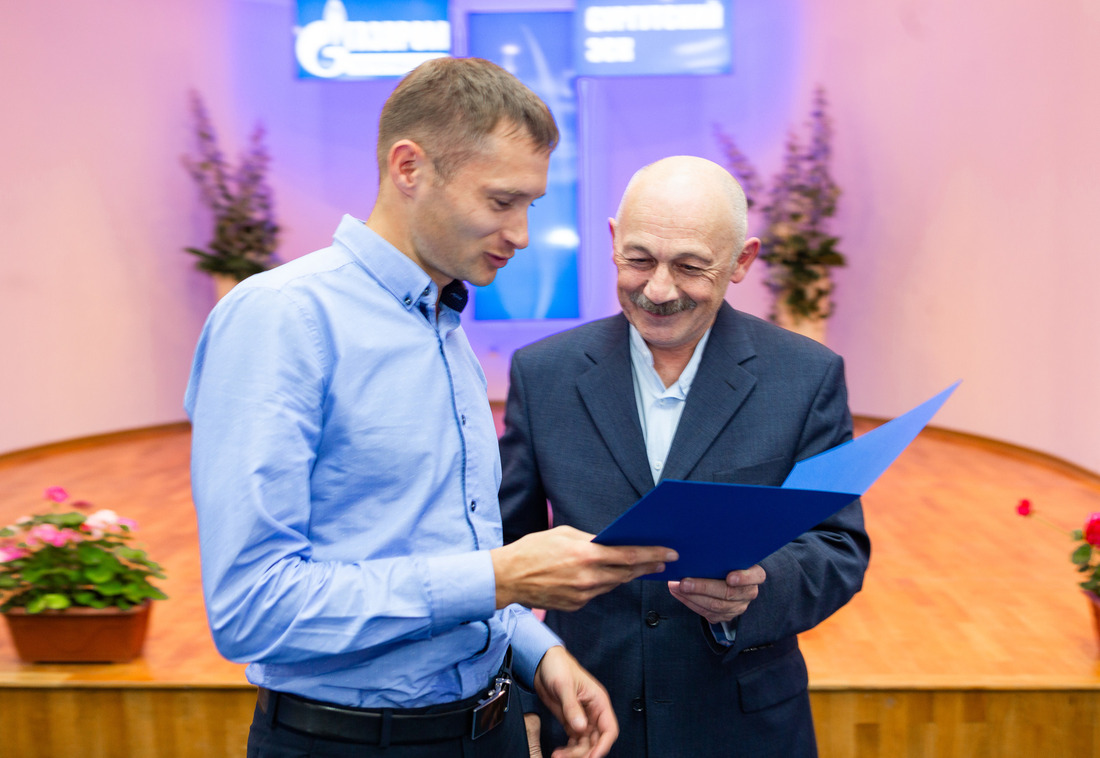 Борис Хлоев,председатель ППО «Газпром переработка профсоюз Сургутского ЗСК» награждает Ивана Королёва, инженера цеха АСУ ПХД