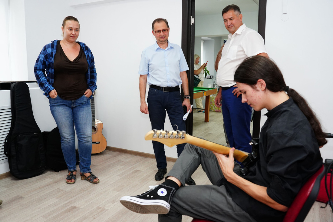 Директор Астраханского ГПЗ Олег Танаянц пообщался с ребятами из музыкальной студии