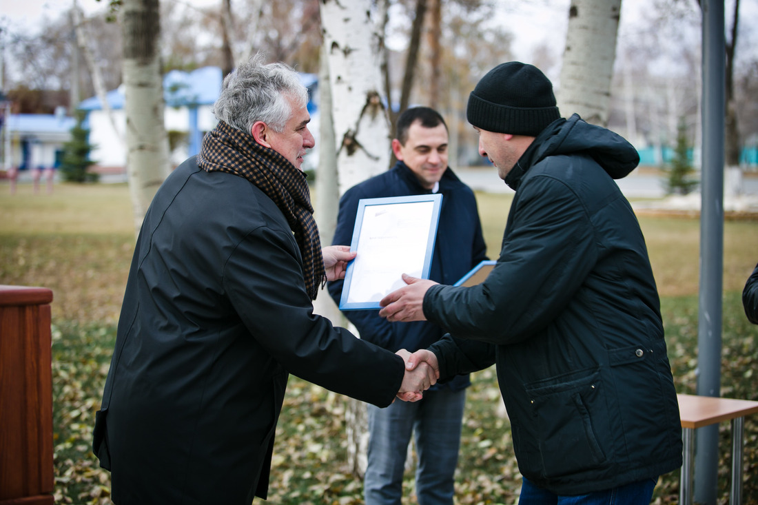 Виталий Черномырдин вручает благодарственные письма работникам Оренбургского ГПЗ за помощь в создании музея памяти Виктора Черномырдина