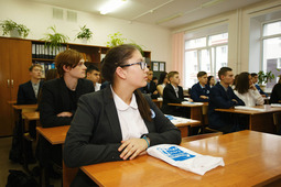 Учащимся "Газпром-класса" были вручены сувениры с корпоративной тематикой
