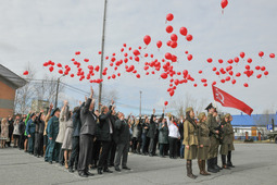 Работники Сургутского ЗСК в честь Дня Победы запустили в небо красные шары