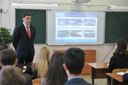 Главный технолог завода Антон Стуков даёт комментарии в ходе презентации Сургутского ЗСК