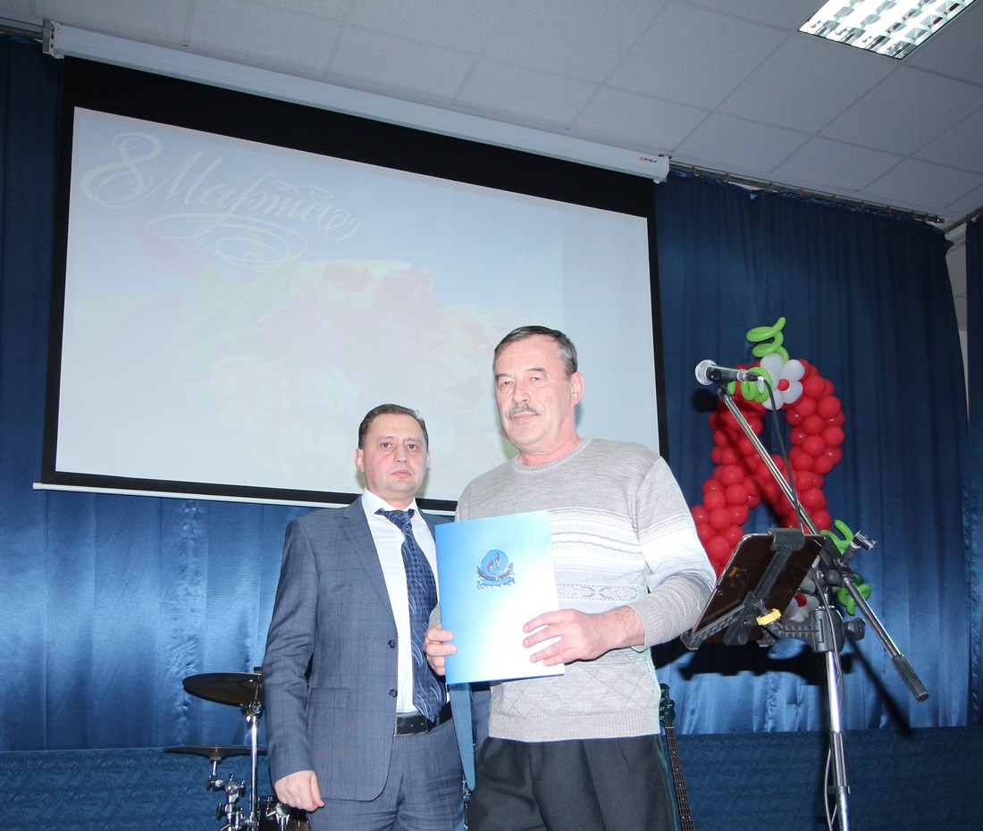 Олег Танаянц (слева) вручает почетную грамоту Александру Цареву