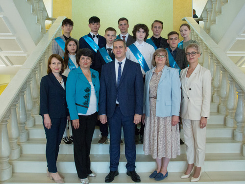 Выпускники "Газпром-класса" и их руководители