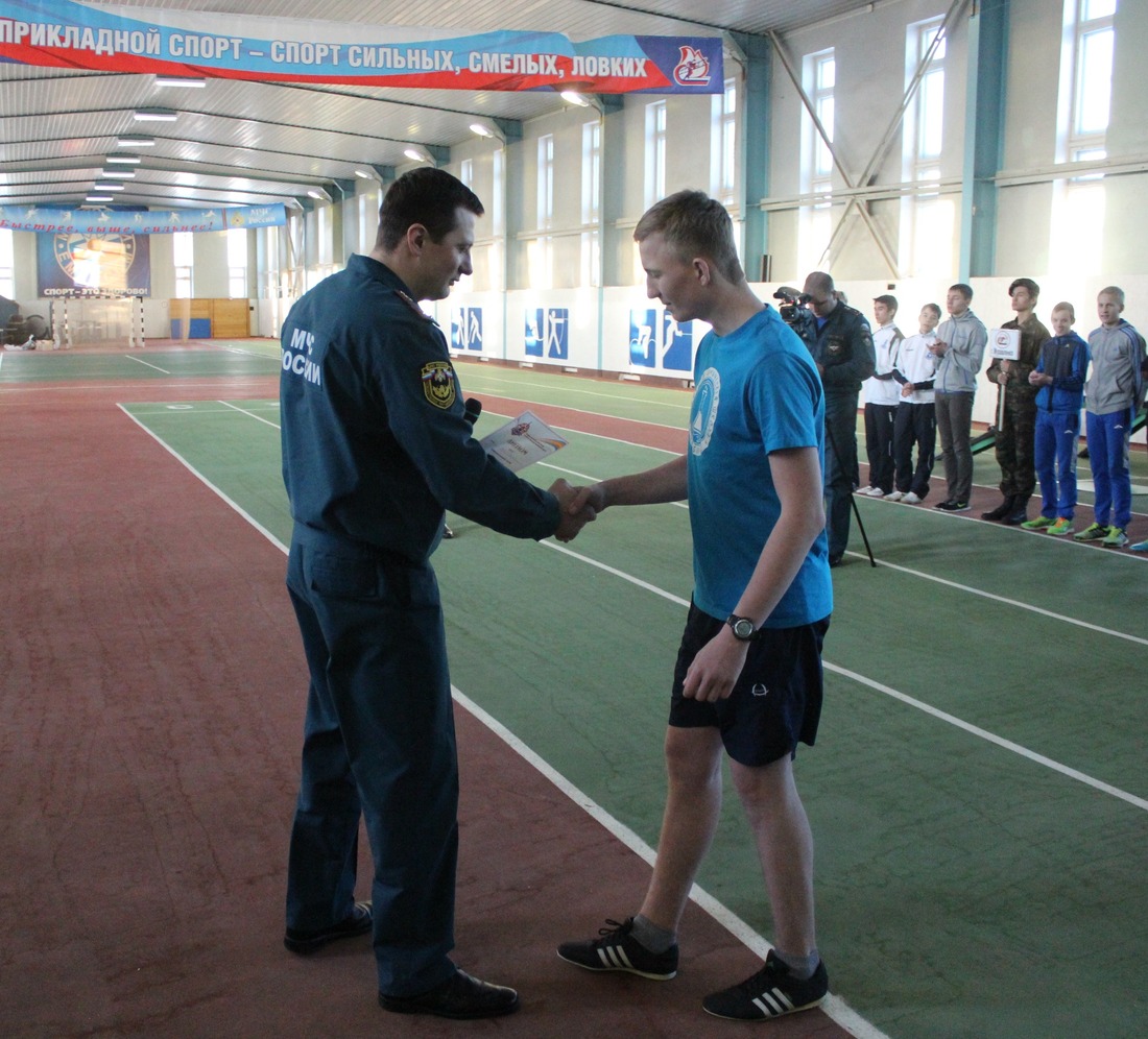 Диплом участника окружных соревнований Поезд безопасности-2015 от имени команды получает Дмитрий Трофимов