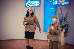 Мария Карлова (цех по текущему ремонту зданий и сооружений) с сыном Ильёй исполняет песню "Моя армия"