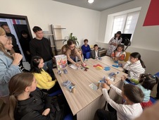 Анна Чернышова, инженер Астраханского ГПЗ, провела мастер-класс для самых маленьких гостей мероприятия