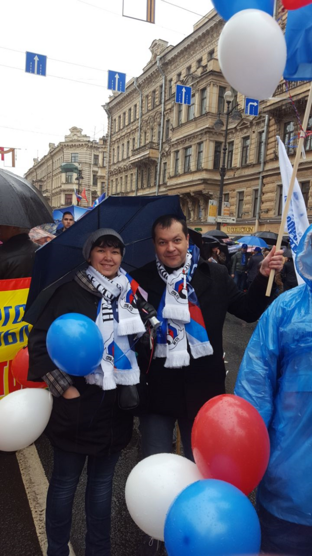 Члены "Газпром переработка профсоюза" в первых рядах шествия