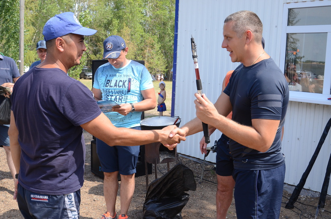 Заместитель директора ОГПЗ Дмитрий Лысиков награждает победителей конкурса рыбной ловли