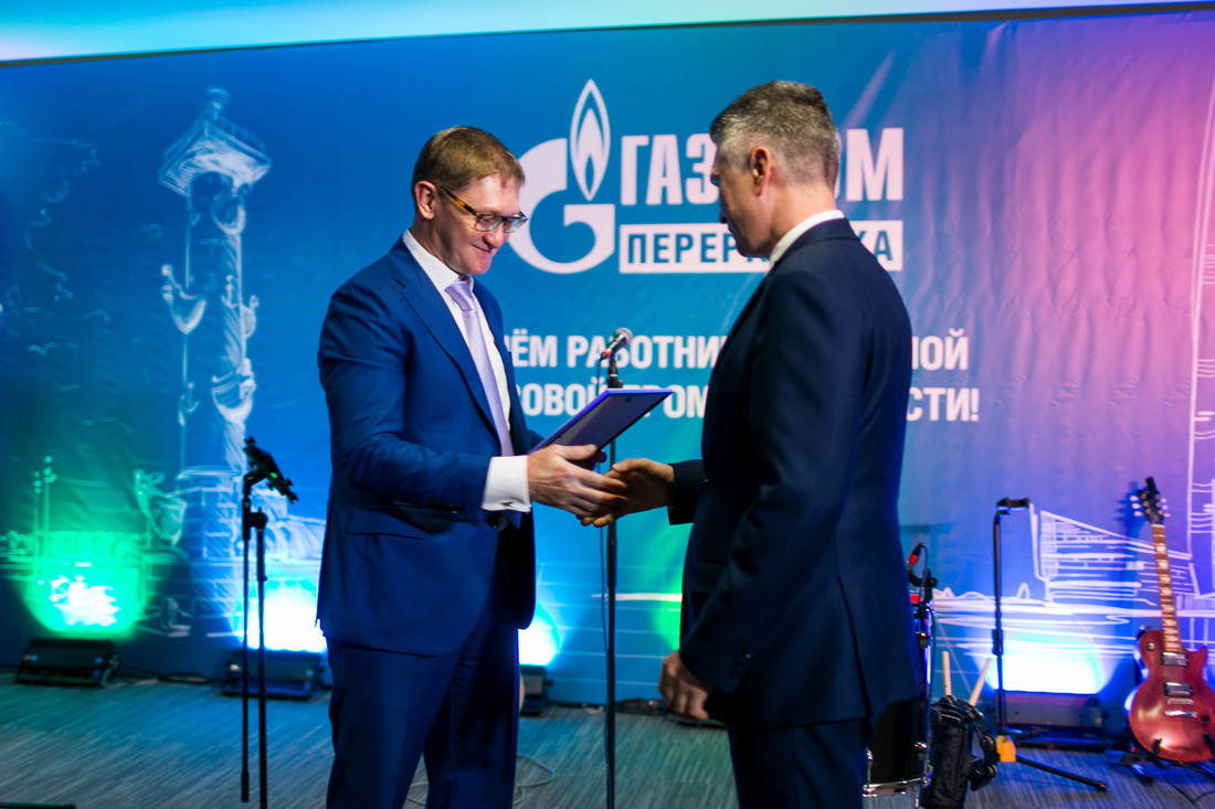 Марат Гараев — генеральный директор награждает Айрата Ишмурзина — главного инженера